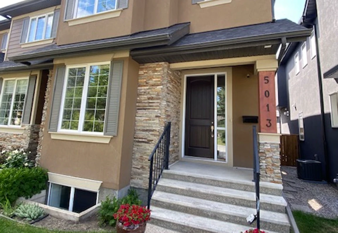 Stucco exterior, windows and entrance of a Calgary home